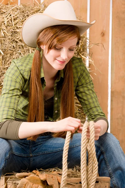 Młodych cowgirl stylu zachodnim kraju liny — Zdjęcie stockowe