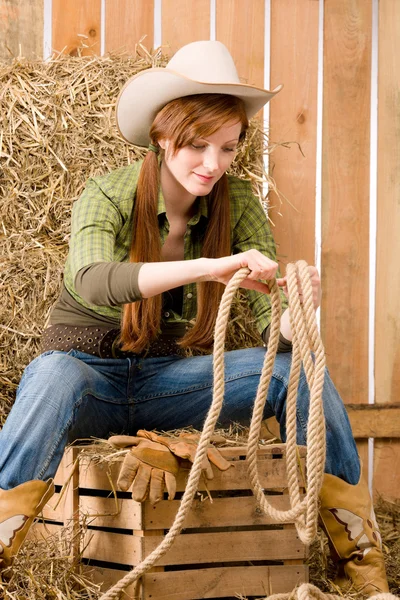 Jovem cowgirl ocidental país estilo com corda — Fotografia de Stock