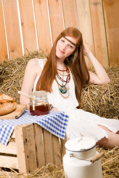 Rothaarige Hippie-Frau frühstückt in Scheune — Stockfoto