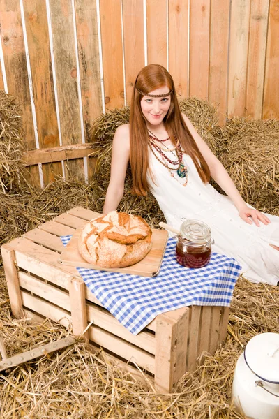 Κοκκινομάλλα hippie νεαρή γυναίκα έχουν βιολογικό πρωινό — Φωτογραφία Αρχείου