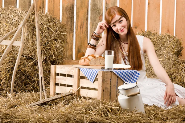 Rödhårig hippie ung kvinna äta frukost i ladan — Stockfoto