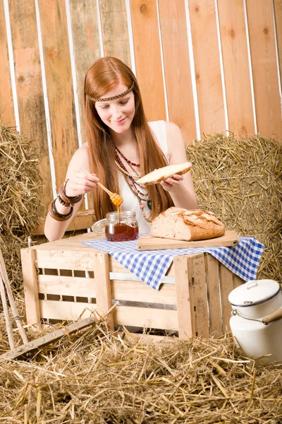 Rödhårig hippie ung kvinna äta frukost i ladan — Stockfoto