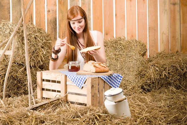 Pelirroja hippie joven mujer desayunar en granero — Foto de Stock