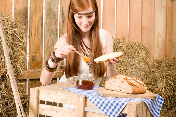 Ruiva hippie mulher tomar café da manhã no celeiro — Fotografia de Stock