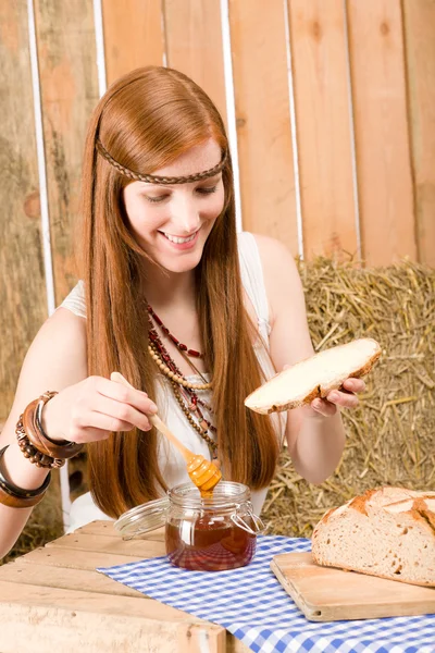 Ruiva hippie jovem mulher tomar café da manhã no celeiro — Fotografia de Stock