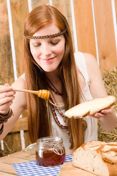 Vörös hajú hippi fiatal nő reggelizni pajta — Stock Fotó
