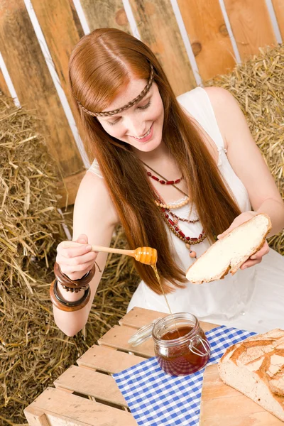 Ruiva hippie mulher tomar café da manhã no celeiro — Fotografia de Stock