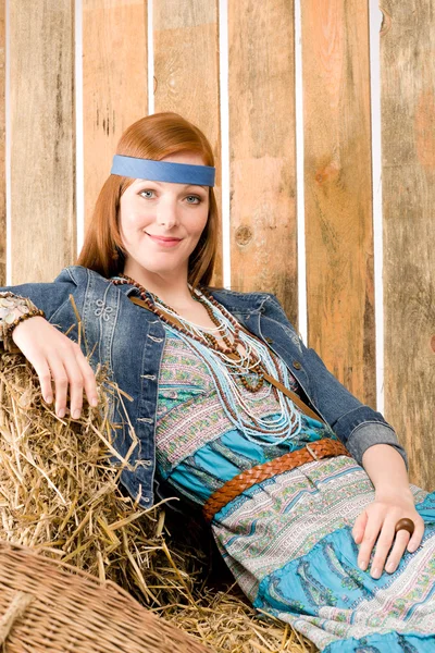 Modell - hippie ung röd-hår kvinna — Stockfoto