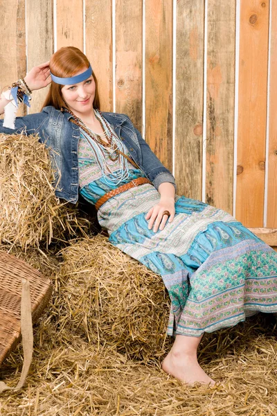Modelo de moda - Hippie joven pelirroja mujer — Foto de Stock