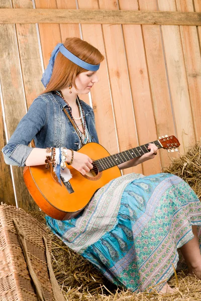 Joven hippie mujer jugar guitarra en granero — Foto de Stock
