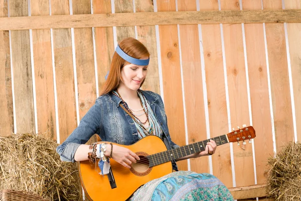 Unga hippie kvinna spela gitarr i lada — Stockfoto