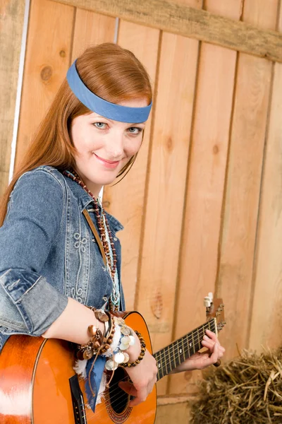 Jovem mulher rural tocando guitarra no celeiro — Fotografia de Stock
