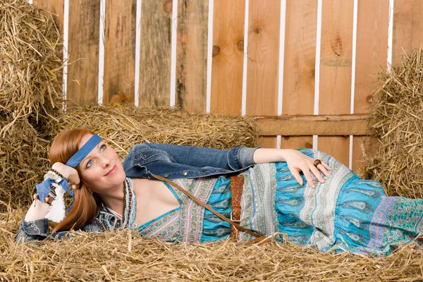 Uvolnit mladé hippie žena ležící na seno — Stock fotografie