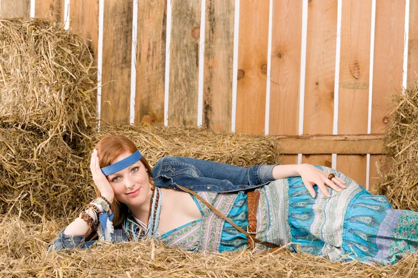Junge Hippie-Frau auf Heu liegend entspannen — Stockfoto