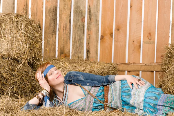 Joven hippie mujer acostada en el heno relajarse —  Fotos de Stock