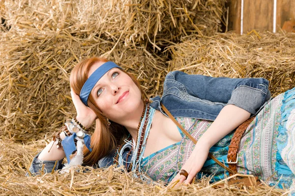 若いヒッピー女性干し草に横たわってリラックスします。 — ストック写真
