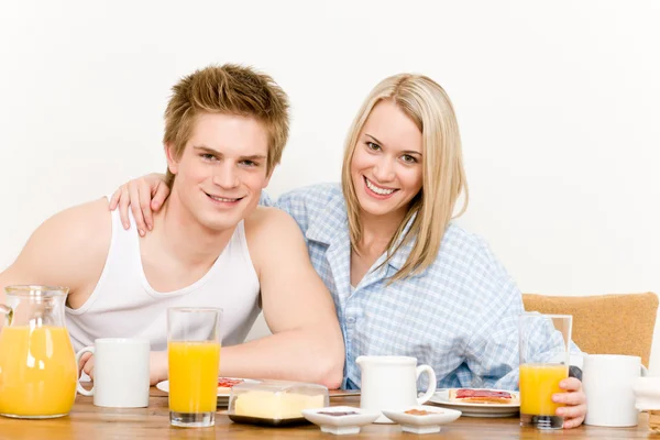 Szczęśliwa para śniadanie cieszyć się romantyczny rano — Zdjęcie stockowe