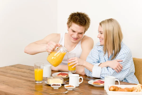 早餐对快乐的夫妻享受浪漫的早晨 — 图库照片