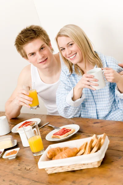 Desayuno feliz pareja disfrutar de romántica mañana —  Fotos de Stock
