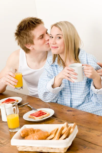 早餐对快乐的夫妻享受浪漫之吻 — 图库照片
