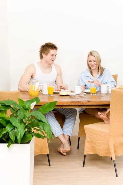 Petit déjeuner couple heureux profiter matin romantique — Photo