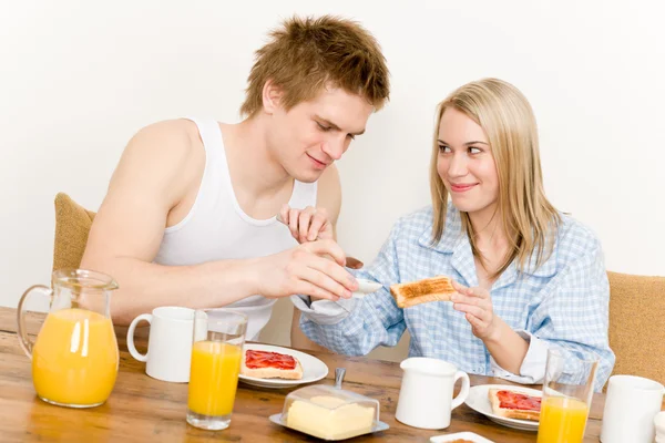 Šťastný pár snídani vychutnat romantické ráno — Stock fotografie
