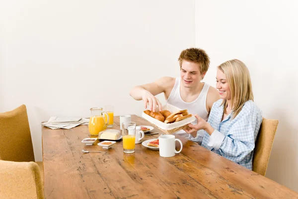 朝食の幸せなカップルはロマンチックな朝をお楽しみください。 — ストック写真