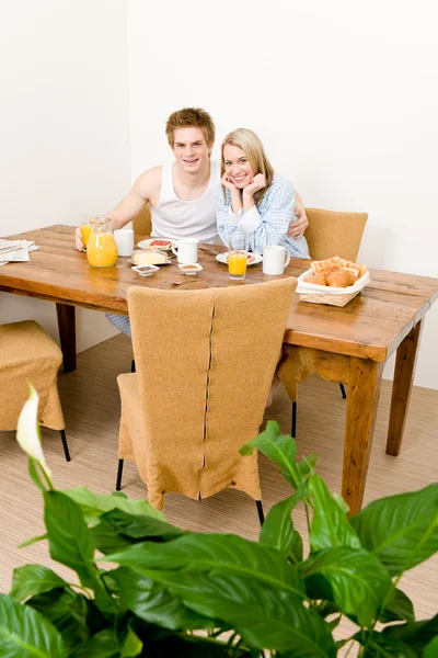 Ontbijt gelukkige paar romantische ochtend genieten van — Stockfoto