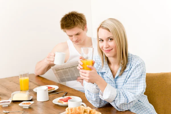 Mutlu bir çift kahvaltı taze sabah keyfini çıkarın. — Stok fotoğraf