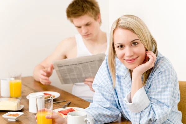 Šťastný pár snídani vychutnat romantické ráno — Stock fotografie