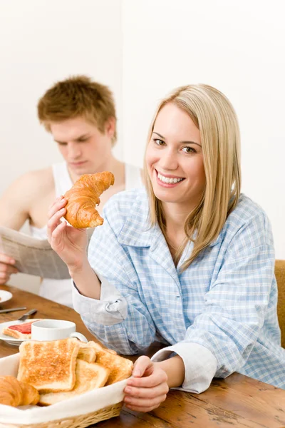 Desayuno feliz pareja disfrutar de romántica mañana — Foto de Stock
