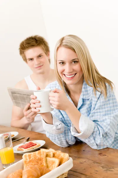 Завтрак счастливая пара наслаждаться романтическим утром — стоковое фото