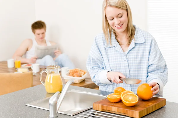 Завтрак счастливая пара сделать апельсиновый сок утро — стоковое фото
