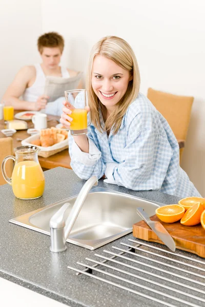 Szczęśliwa para śniadania pić sok pomarańczowy ranek — Zdjęcie stockowe
