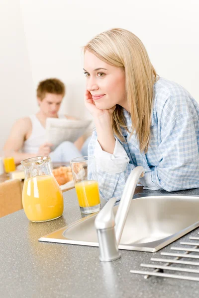 Frühstück glückliches Paar trinken Orangensaft Morgen — Stockfoto