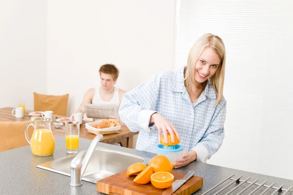 早餐对快乐的夫妻让桔子汁早晨 — 图库照片