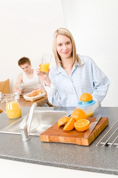 Szczęśliwa para śniadanie zrobić rano sok pomarańczowy — Zdjęcie stockowe