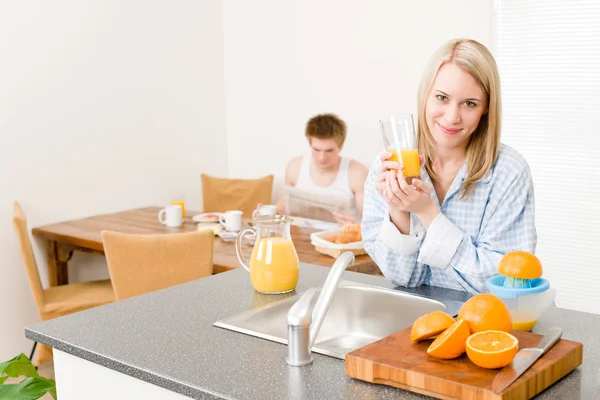 Szczęśliwa para śniadanie zrobić rano sok pomarańczowy — Zdjęcie stockowe