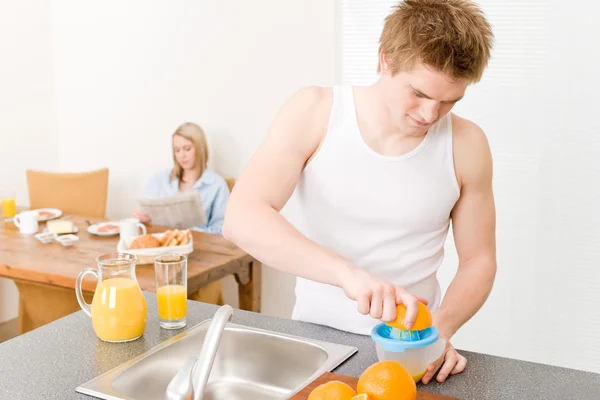 Frühstück glückliches Paar machen Orangensaft Morgen — Stockfoto