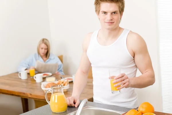 Πρωινό ευτυχισμένο ζευγάρι κάνει πρωί χυμό πορτοκαλιού — Φωτογραφία Αρχείου