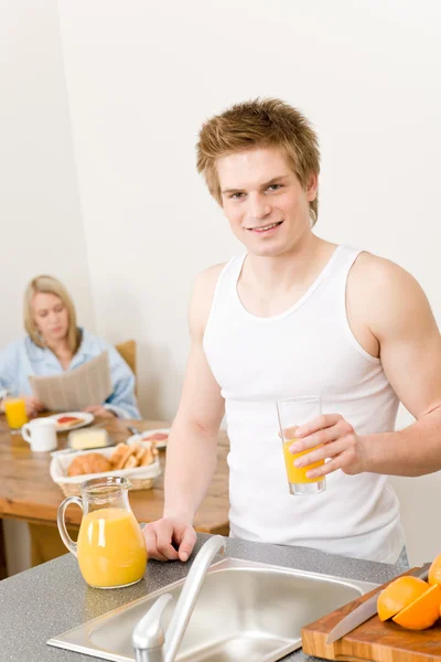 Desayuno feliz pareja hacer zumo de naranja mañana — Foto de Stock