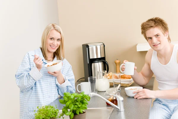 Завтрак счастливая пара есть хлопья пить кофе — стоковое фото