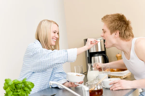 早餐对快乐的夫妻女人喂男人麦片 — 图库照片