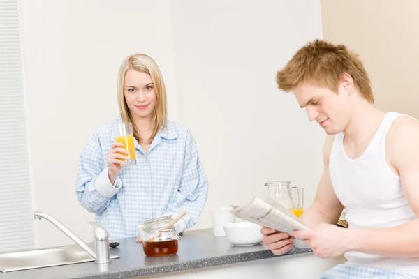Breakfast happy couple drink juice read newspaper — Stock Photo, Image