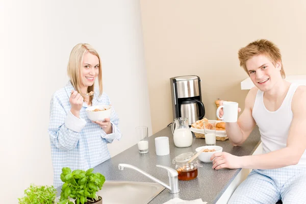 Reggeli boldog pár enni gabona kávét iszik — Stock Fotó