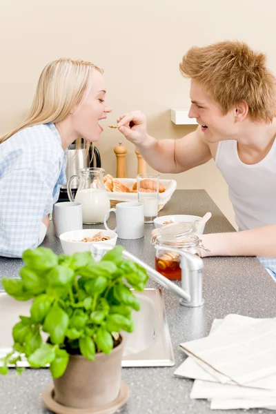 Завтрак счастливая пара мужчина кормить женщину хлопья — стоковое фото