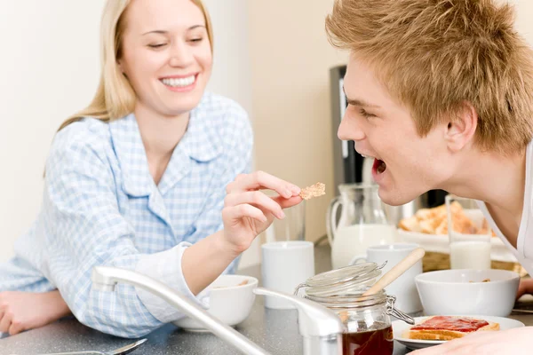 Snídaně šťastný pár žena krmit muž obilovin — Stock fotografie