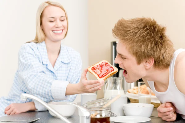 Pequeno-almoço feliz casal homem alimentar mulher brinde — Fotografia de Stock