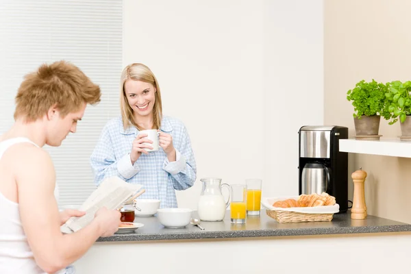 Desayuno feliz pareja beber café leer periódico —  Fotos de Stock