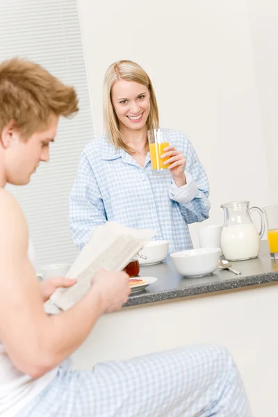 Πρωινό ευτυχισμένο ζευγάρι τρώνε δημητριακά πίνουν χυμό — Φωτογραφία Αρχείου